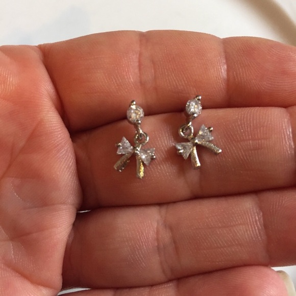 🎀 Beautiful 925S CZ Dainty Bow Earrings 🎀 - Picture 2 of 6